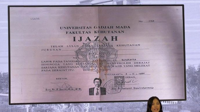 Ijazah S1 Jokowi yang ditampilkan dalam konferensi pers di Bareskrim Polri. (NTVNews.id) 