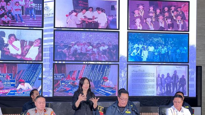 Foto-foto Jokowi semasa kuliah yang ditampilkan Polri saat konferensi pers. (NTVNews.id) 