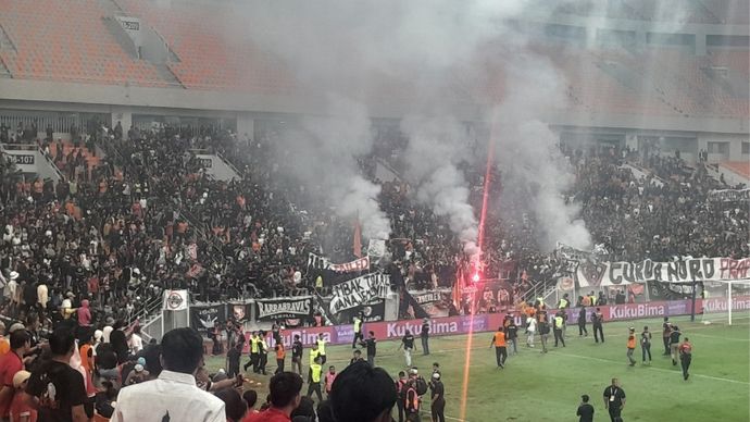 Pertandingan Persija vs Malut United di JIS