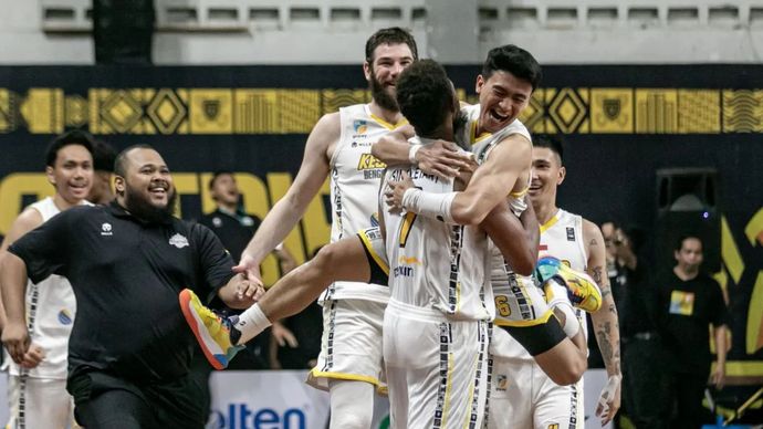 Abraham R. Wenas, pebasket Kesatria Bengawan Solo, memeluk rekannya Michael Anthony Singletary (kedua kanan) setelah mengalahkan Satria Muda Pertamina Jakarta dalam pertandingan Indonesia Basketball League (IBL) 2025 di Gor Sritex Arena, Solo, Jawa Tengah, pada hari Sabtu, 24 Mei 2025.
