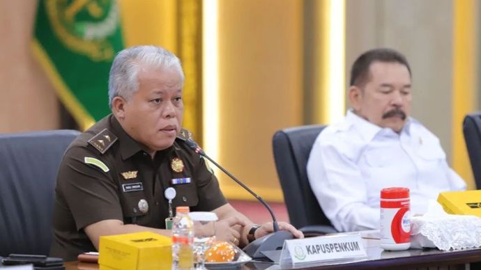 Kepala Pusat Penerangan Hukum (Kapuspenkum) Kejagung Harli Siregar (kiri) dan Jaksa Agung St. Burhanuddin (kanan).