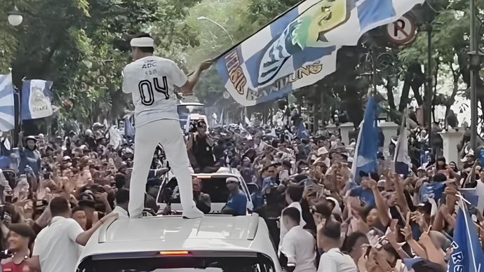 Gubernur Jawa Barat, Dedi Mulyadi, ikut dalam rombongan konvoi Persib.