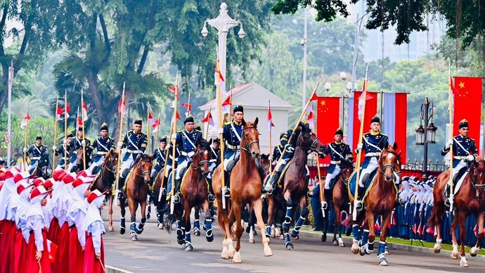 Masyarakat dari berbagai kalangan berkumpul menyambut kedatangan Premier Republik Rakyat Tiongkok (RRT), Li Qiang, yang tengah melakukan kunjungan resmi ke Indonesia.