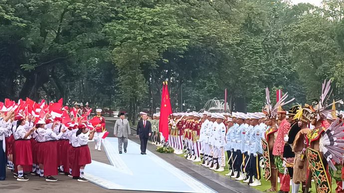 Presiden Republik Indonesia, Prabowo Subianto menyambut kunjungan resmi Perdana Menteri (PM) Chia, Li Qiang di Istana Negara, Minggu, 25 Mei 2025.
