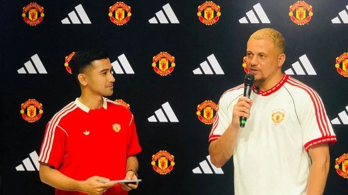 Legenda Manchester United (MU) Wes Brown (kanan) memberikan pernyataan kepada pewarta di salah satu pusat perbelanjaan, Jakarta Selatan, Minggu (25/5/2025).