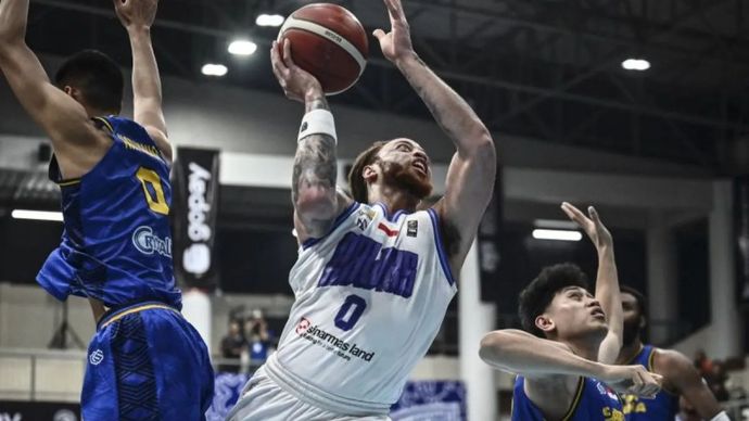 Foto arsip &ndash; Pebasket Tangerang Hawks, Stephaun Branch (tengah), melakukan lay-up saat menghadapi Satya Wacana Salatiga dalam laga Indonesian Basketball League (IBL) 2025 yang digelar di GOR Basket Prof. Dr. dr. Susilo Wibowo, Semarang, Jawa Tengah, Rabu 23 April 2025.  