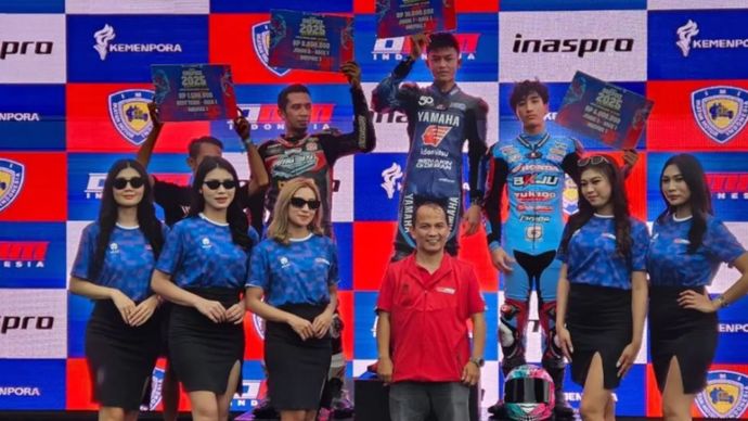Para pemenang balap sepeda motor Kejurnas Oneprix 2025 kelas OP1, M. Haikal Ramadhan (tengah podium), Jafar Munir (kiri podium), dan Zahcry (kanan podium) berpose usai Upacara Penghormatan Pemenang (UPP) di Sirkuit Karting Sentul, Kabupaten Bogor, Sabtu (24/5/2025). (ANTARA/RAUF ADIPATI)