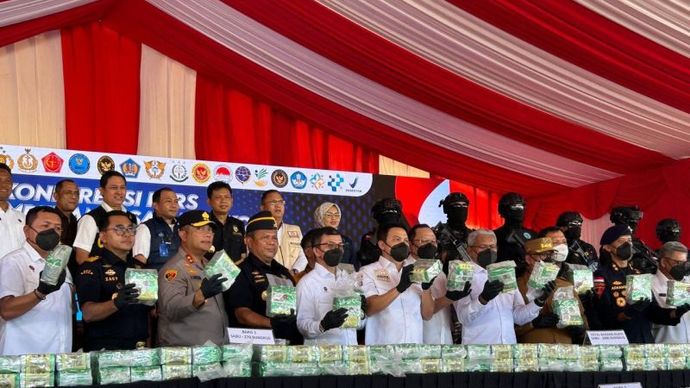 Kepala BNN RI Komjen Pol. Marthinus Hukom (tengah) memperlihatkan barang bukti 2 ton sabu hasil ungkap kasus penyelundupan di Pelabuhan Tanjung Uncang, Kota Batam, Kepri, Senin (26/5/2025). 