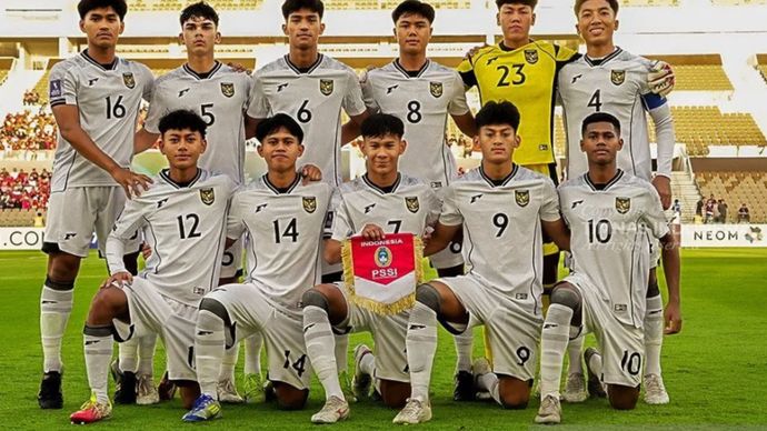 Pemain timnas U-17 Indonesia berpose pada pertandingan melawan Korea Selatan U-17 dalam laga perdana Grup C Piala Asia U-17 2025 di Stadion Prince Abdullah Al Faisal, Jeddah, Arab Saudi, Jumat (4/4/2025). ANTARA/HO-PSSI/am.
