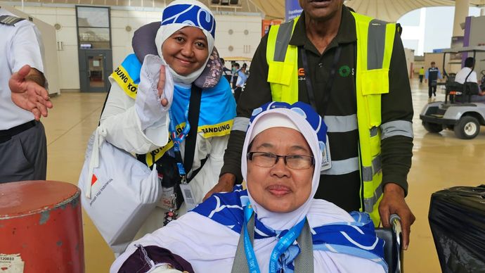 Ayahnya sudah berpulang keharibaan dan ia berperan sebagai penganti sang ayah untuk mendampingi ibunda tercinta ke tanah suci.