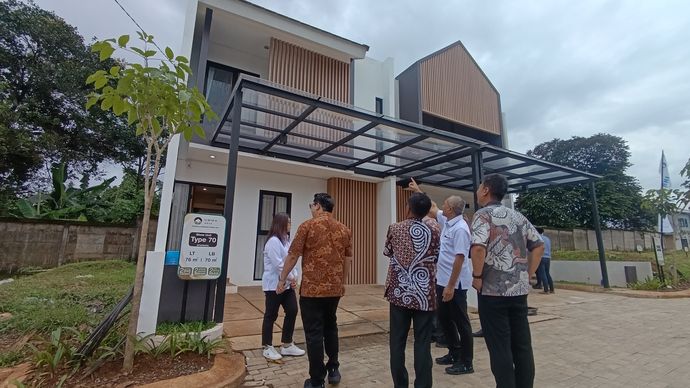 PT Karabha Digdaya, perusahaan yang 100 persen sahamnya dimiliki oleh Kementerian Keuangan Republik Indonesia, secara resmi meluncurkan proyek perumahan mandiri pertamanya, Cluster Umma Arsa, di kawasan Tapos, Depok. Proyek ini tidak hanya menjadi tonggak penting dalam perjalanan bisnis Karabha sebagai pengembang, tetapi juga menjadi bagian dari kontribusi konkret pemerintah dalam mendorong pertumbuhan ekonomi melalui sektor perumahab.