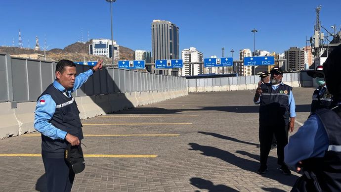 Kabid Linjam PPIH Arab Saudi, Kolonel Laut Harun Arrasyid saat memberikan arahan kepada tim Daker Makkah yang akan bergabung di TIM MCR saat pelaksanaan jamarat.