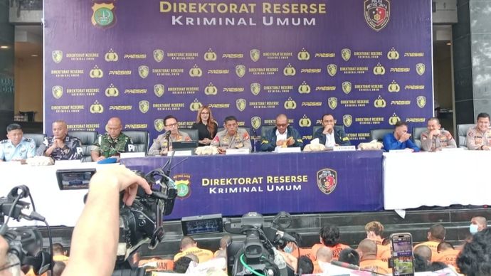 Jumpa pers Polda Metro Jaya terkait hasil Operasi Berantas Jaya 2025. 