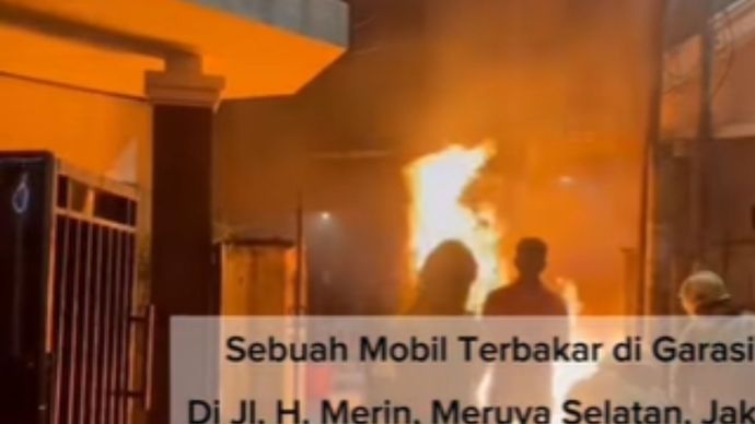 Mobil Mendadak Terbakar Sendiri di Meruya