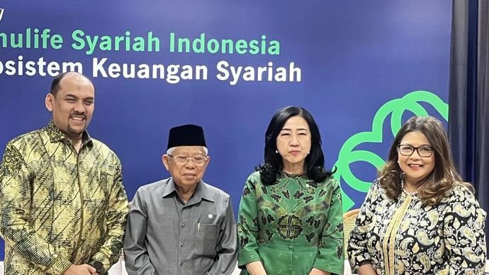 Presiden Direktur Manulife Syariah Indonesia Fauzi Arfan, Ketua Dewan Pengawas Syariah Manulife Syariah Indonesia Ma'ruf Amin dan Wakil Presiden Direktur &amp; Deputy CEO PT Asuransi Jiwa Manulife Indonesia Novita Rumngangu.