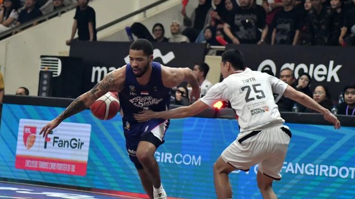 Pebasket Dewa United Banten Dio Tirta Saputra dan pebasket Rans Simba Bogor Kenyon Joseph Buffen.