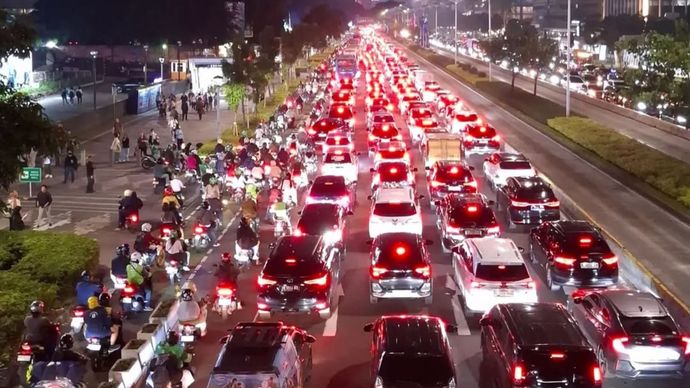 Kemacetan di Jakarta jelang long weekend.
