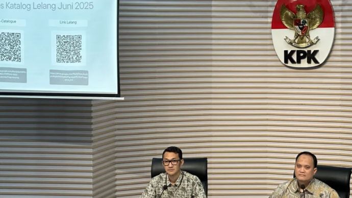 Direktur Pelacakan Aset, Pengelolaan Barang Bukti, dan Eksekusi KPK Mungki Hadipratikto (kanan) bersama Juru Bicara KPK Budi Prasetyo saat memberikan keterangan di Gedung Merah Putih KPK, Jakarta, Selasa (27/5/2025). ANTARA/Rio Feisal.