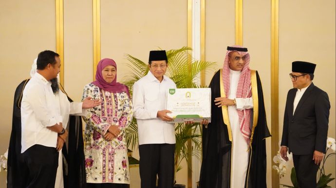 Menag menerima piagam simbolis program haji undangan kerajaan Arab Saudi kepada pemerintah