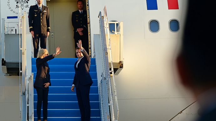 Presiden Prabowo Subianto Antar Langsung Keberangkatan Presiden Macron ke Singapura