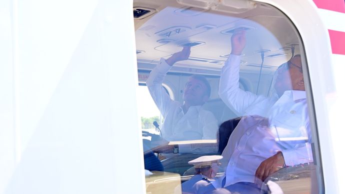 Presiden Macron dan Presiden Prabowo dalam Satu Helkopter