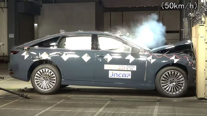 Toyota Crown mencatatkan skor keseluruhan mengesankan dalam serangkaian uji tabrakan. (Foto: Istimewa via Carscoops)