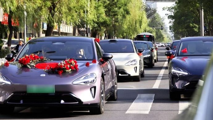 Empat mobil listrik Xiaomi SU7 yang menjadi bagian dari konvoi pernikahan mengalami tabrakan beruntun. (Foto: Istimewa via CarNewsChina)