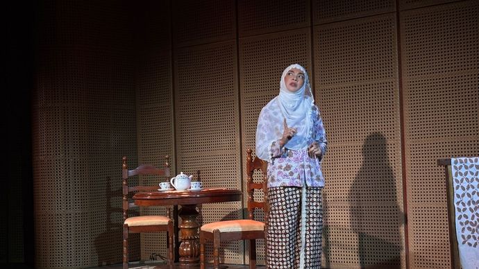 Diselenggarakan oleh Regina Art dan diperankan oleh Tika Bravani, acara ini merupakan hasil kerja sama dengan Djarum Foundation, menghadirkan sebuah pertunjukan yang sederhana namun kuat. Panggung yang minim properti justru menjadi ruang yang luas bagi sang aktor tunggal Tika Bravani untuk menyalurkan kekuatan narasinya.