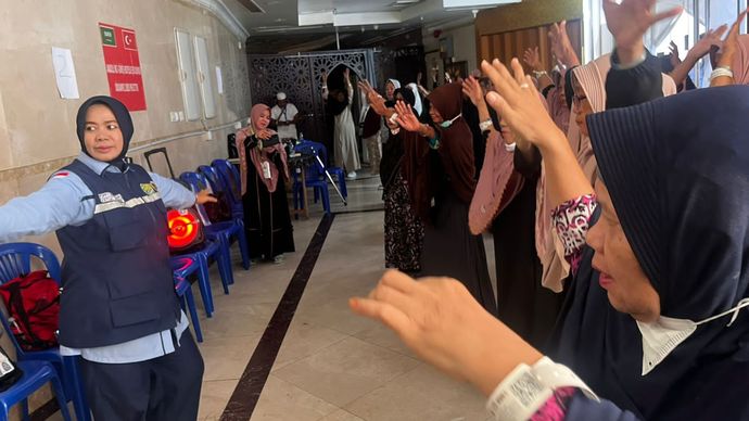 Ketua kloter 12 Embarkasi Jakarta Pondok Gede (JKG 12) Poppy Novitasari memimpin senam lansia di hotel 312, Syisyah Makkah.
