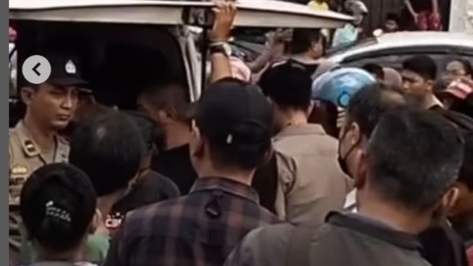 Petugas telah mengevakuasi jenaz4h yang ditemukan di sebuah toko sembako di kawasan Jatimakmur, Pondokgede, Bekasi.  Jenaz4h tersebut langsung dibawa menuju Rumah Sakit untuk proses lebih lanjut, Sekira pukul 15.33 WIB, Sabtu, 31/05/25