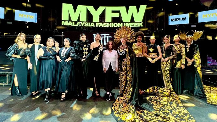 Tampil memukau di event Fashion International Malaysia Fashion Week, Desainer ternama Bali Lenny Hartono bawa kain Prada Bali mendunia dengan inovasi dan kreatifitas melalui tema karya &ldquo;The Enchanted Glory&rdquo;