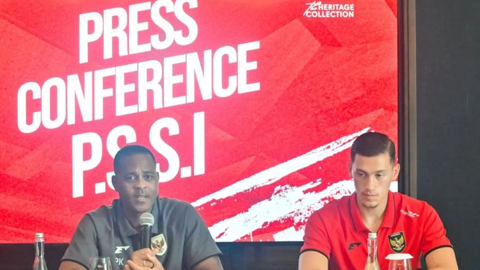 Saat sesi konferensi pers di Denpasar, Bali, Minggu (1/6/2025), pelatih Timnas Indonesia Patrick Kluivert (kiri) dan pesepak bola Jay Idzes (kanan) berbicara.  Timnas Indonesia akan berangkat ke Jakarta untuk pertandingan kualifikasi Piala Dunia 2026 melawan China pada Kamis (5/6) mendatang setelah menyelesaikan pemusatan latihan mereka di Bali.