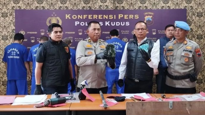 Pada Senin, 2 Juni 2025, Mapolres Kudus, Jawa Tengah menggelar barang bukti sebuah batu berlian palsuu yang digunakan oleh pelaku penipuan yang berkedok sebagai dukun pengganda uang.
