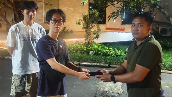 Warga China yang kehilangan ponselnya. 