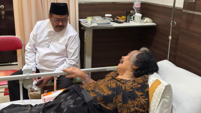 Jaja Miharja dijenguk oleh Rano Karno