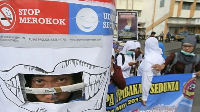 Ilustrasi: Pada hari Jumat, 31 Mei&nbsp;sejumlah mahasiswa dari Sekolah Tinggi Ilmu Kesehatan (Stikes) Indramayu dan WITT (Wanita Indonesia Tanta Tembakau) melakukan aksi peringatan hari anti tembakau sedunia. Aksi tersebut dilakukan di Sport Centre Indramayu, Jawa Barat.