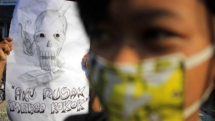 Ilustrasi: Sebagai bagian dari aksi Hari Anti Tembakau Sedunia, siswa SMK Kriya Sahid di Jalan Veteran, Sukoharjo, Jawa Tengah, mengenakan masker dan membawa poster imbauan untuk berhenti merokok.