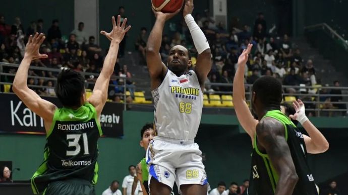 Pebasket Prawira Bandung Brandis Raley Ross dan pebasket Borneo Hornbills Sevly Rondonuwu.