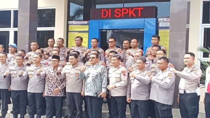 Pada acara peresmian Gedung SPKT di Batang pada Senin, 2 Juni 2025,&nbsp;Kapolda Jateng Irjen Pol. Ribut Hari Wibowo (kelima kiri) dan Kapolres Batang AKBP Edi Rahmat Mulyana (ketiga kiri) berfoto bersama dengan personel Polda dan Polres lainnya. 