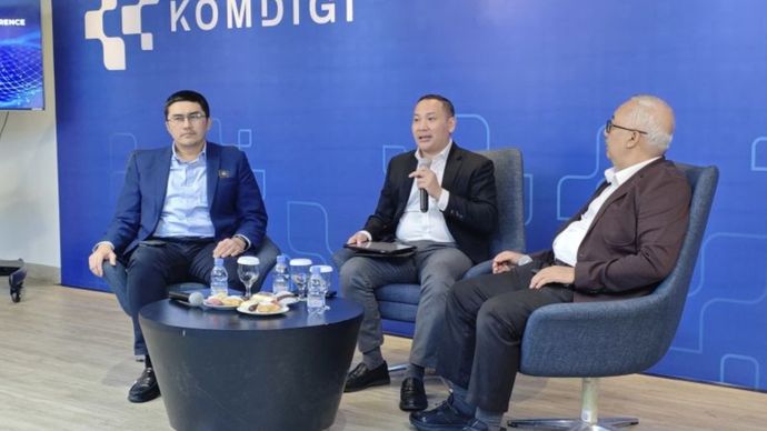 Deputi Bidang Koordinasi Infrastruktur Dasar Kementerian Koordinator Bidang Infrastruktur dan Pembangunan Kewilayahan Rachmat Kaimuddin (tengah) dan Staf Khusus Bidang Komunikasi dan Informasi Publik Kementerian Koordinator Bidang Infrastruktur dan P