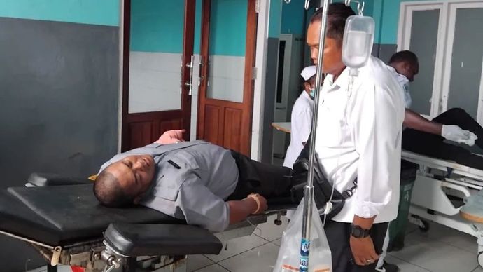 Penanganan anggota Lapas Nabira yang terluka akibat kaburnya 19 Napi. 