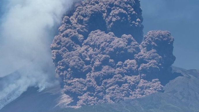 Gunung Etna di Sisilia, Italia erupsi.