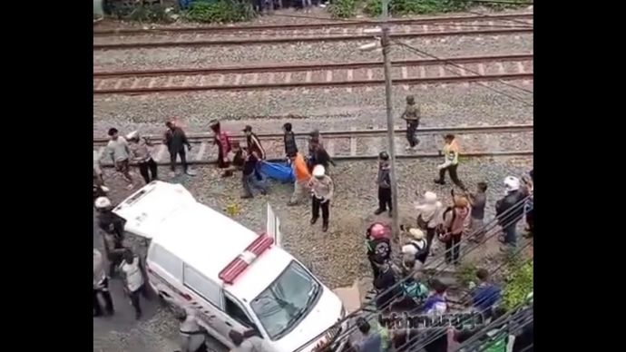 Warga tertabrak kereta di Cimindi, Cimahi. (Instagram) 