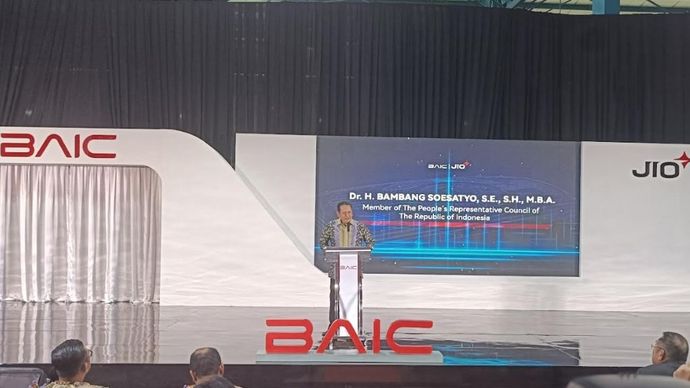 Bambang Soesatyo (Bamsoet) mengapresiasi langkah BAIC yang mulai merakit model BJ40 Plus di Indonesia. (Foto: Adiantoro/NTV)