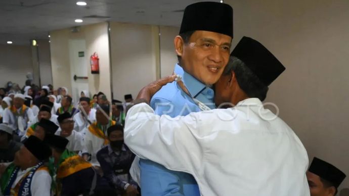 Pada hari Minggu, 1 Juni 2025, Wakil Menteri Agama Muhammad Syafii dipeluk oleh seorang calon haji Indonesia di Hotel 312 di Makkah, Arab Saudi. 