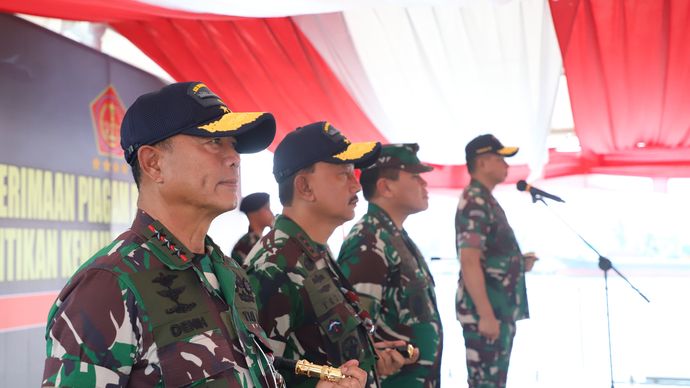(Puspen TNI). Panglima TNI Jenderal TNI Agus Subiyanto memberikan penghargaan dan kenaikan pangkat luar biasa (KPLB) kepada para prajurit TNI Angkatan Laut yang telah menunjukkan dedikasi dan keberanian luar biasa dalam menggagalkan upaya penyelundupan sebanyak 2 ton lebih  narkoba di wilayah Kepulauan Riau. Acara tersebut berlangsung di Geladak Helly Kapal Perang Republik Indonesia (KRI) Bung Karno (369), Rabu (4/6/2025).