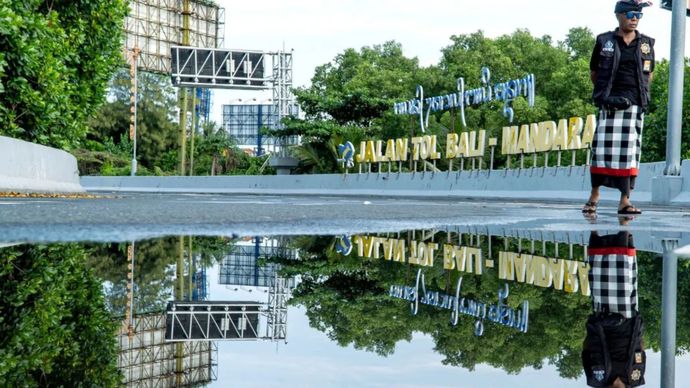 Di jalan tol Bali-Mandara, ada pecalang yang berjaga. Pemprov Bali melarang penggunaan botol air mineral plastik kecil untuk mengurangi pencemaran.