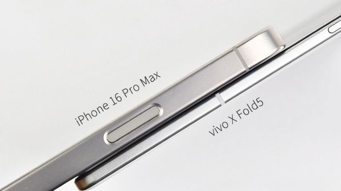 Perbandingan ketebalan Vivo X Fold 5 dengan iPhone 16 Pro Max. (Foto: Istimewa via GSM Arena)