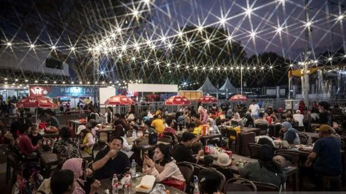Arsip foto: Pada hari terakhir Jakarta Fair Kemayoran 2024, Minggu, 14 Juli 2024, banyak pengunjung menikmati makanan.