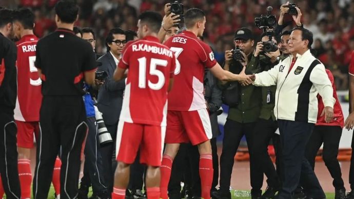 Setelah mengalahkan Timnas Bahrain dalam pertandingan Grup C putaran ketiga Kualifikasi Piala Dunia 2026 zona Asia di Stadion Utama Gelora Bung Karno, Senayan, Jakarta, Selasa, 25 Maret 2025, Presiden Prabowo Subianto menyalami pemain Timnas Indonesia (kanan).